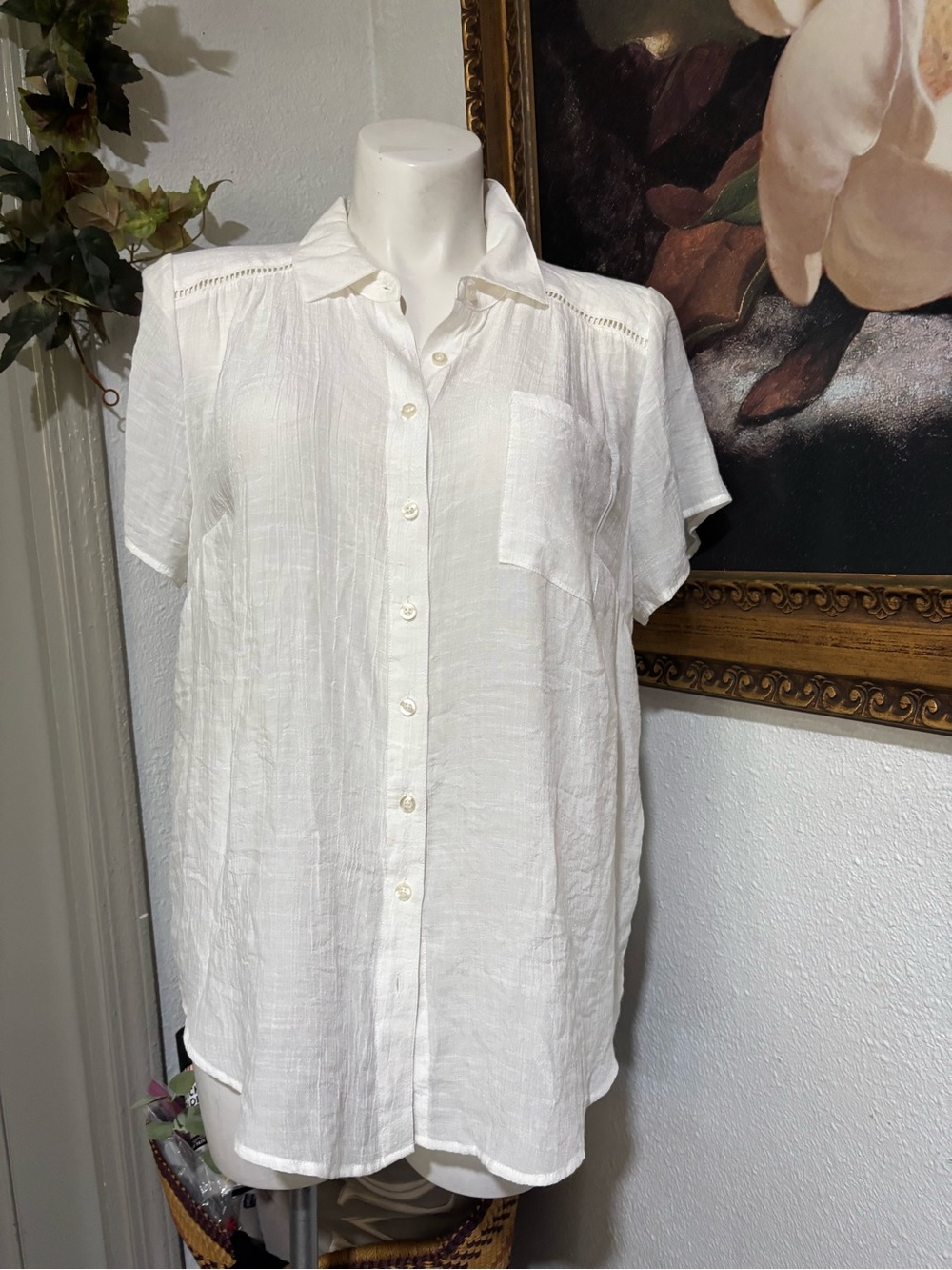 torrid White Short-Sleeve Button-Down Shirt